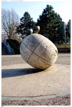 ZEMĚKOULE - travertinová plastika.  Travertin má v sobě něco z podstaty země.